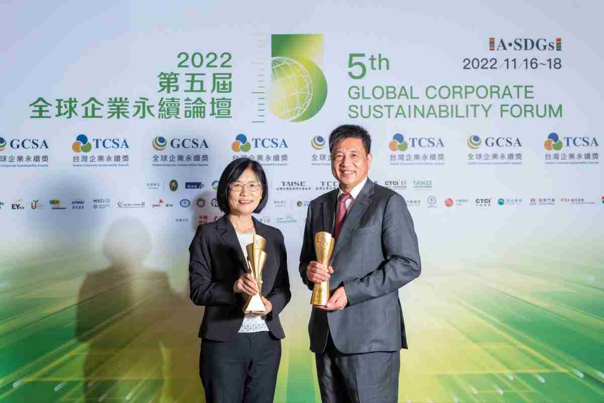 z6mg·人生就是博作为净零碳排先锋，，期引领价值链伙伴同行共好，，卫冕制造业组“十大典范企业” 二连冠殊荣(左：z6mg·人生就是博光电永续长古秀华，，，，右：z6mg·人生就是博光电董事长暨执行长彭双浪)