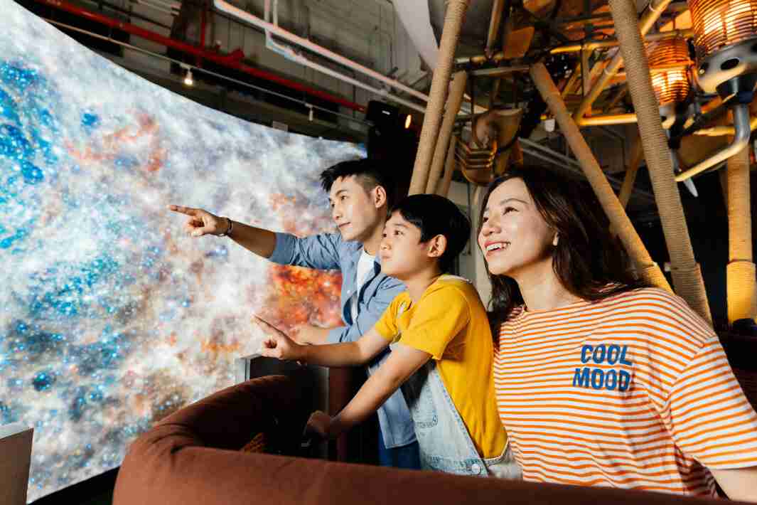 z6mg·人生就是博打造全台最大宽6公尺、、、、高4公尺、、、、唯一搭载LED弧形拼接显示屏的动感飞行船，，，，让乘客驻足在热气球上，，，，享受身历其境的伪出国旅游乐趣