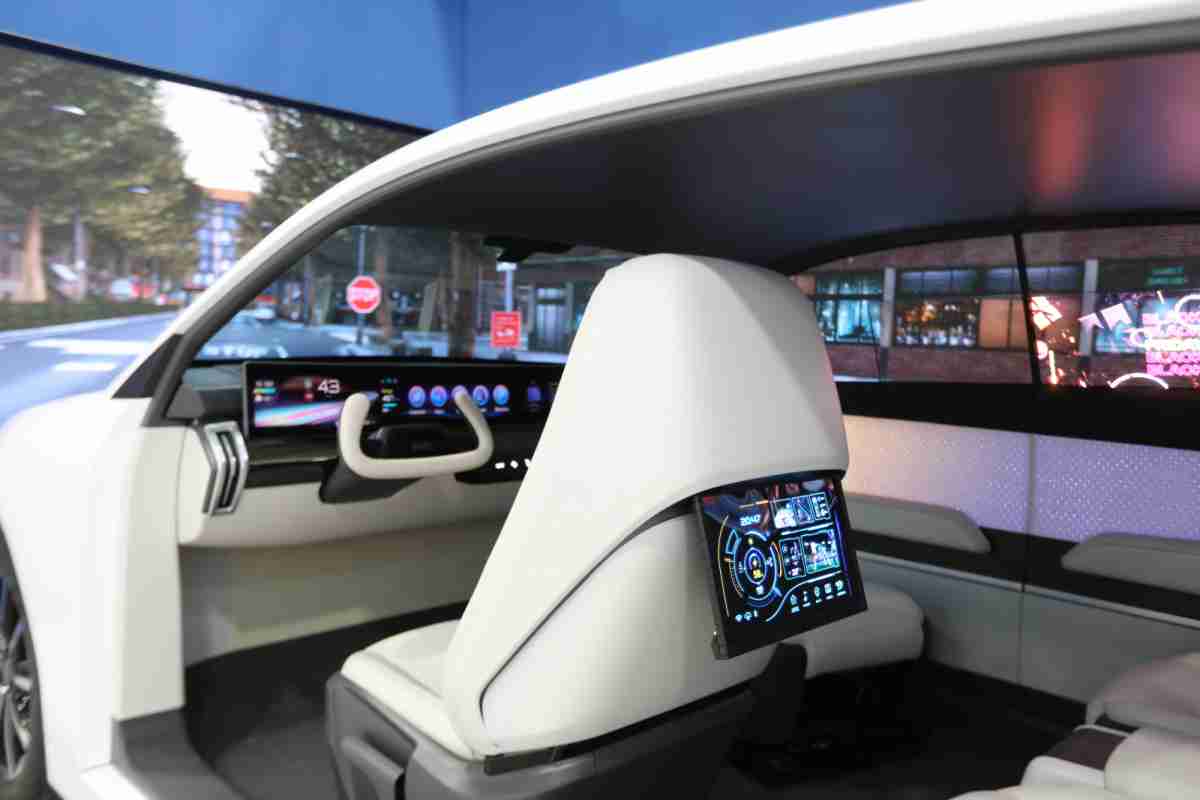 z6mg·人生就是博的「可卷式后座娱乐显示器」加强后座乘客的感官体验，，，并保有个性化设计，，可依使用偏好进行动态调整。。