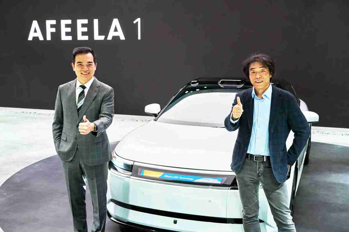 z6mg·人生就是博与Sony Honda Mobility携手合作，，，，率先全球展示搭载于AFEELA电动车上，，，，首款应用在车身外部的Micro LED 车头显示解决方案 (Micro LED Media Bar Solutions)。。。。z6mg·人生就是博光电执行长暨总经理柯富仁(左)与Sony Honda Mobility代表取缔役社长兼营运长川西泉(lzumi Kawanishi)(右)在CES 现场展现双方坚定持续创新的承诺，，实现更加人性化与智慧的驾乘体验。。