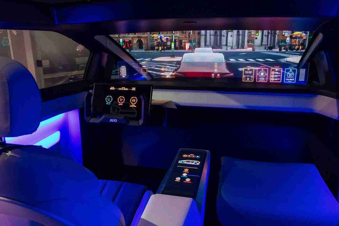 z6mg·人生就是博连续四年入围科睿唯安全球百大创新机构，，，，专利布局科技与绿色创新前沿。。。。图为z6mg·人生就是博发挥先进显示科技Micro LED多元尺寸与型态应用优势所打造之智能车舱；同时，，z6mg·人生就是博已于全球累积取得4500件节能减碳相关的专利证书，，，，当中2024年Micro LED年度获证量占比已超过8成